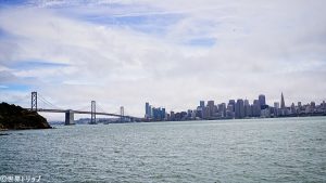 トレジャー・アイランドから見たベイ・ブリッジとサンフランシスコの高層ビル群