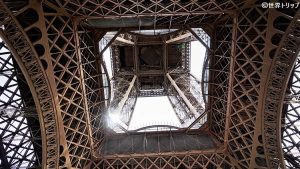 エッフェル塔（Tour Eiffel）を下から撮影