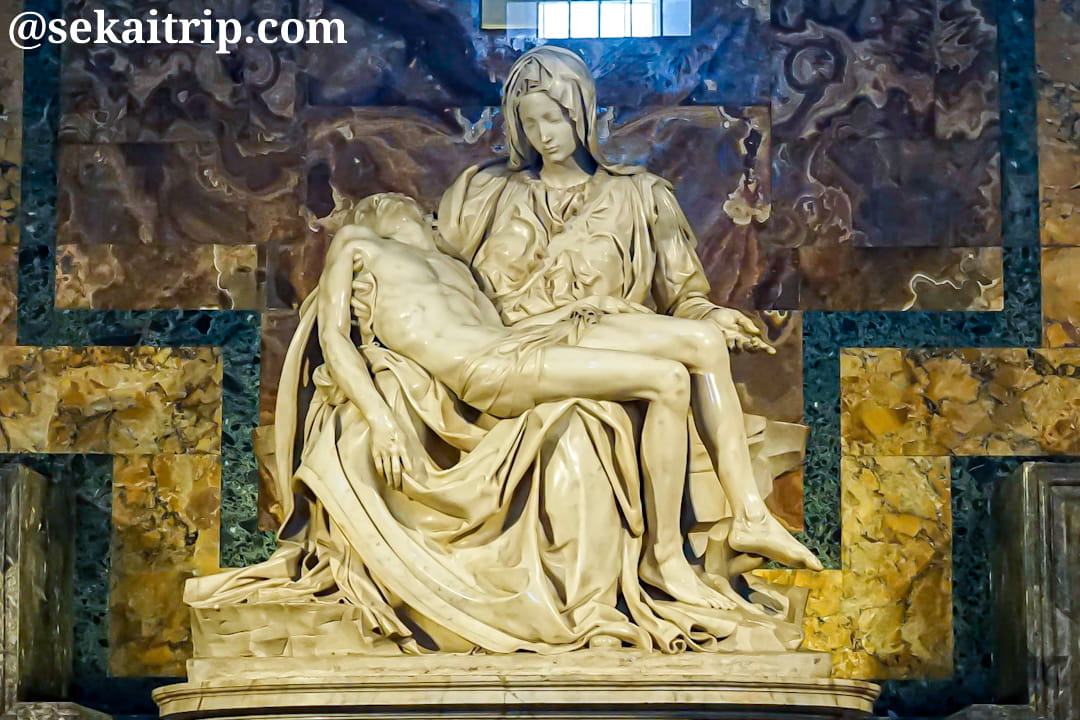 ミケランジェロ作の大理石像「ピエタ」