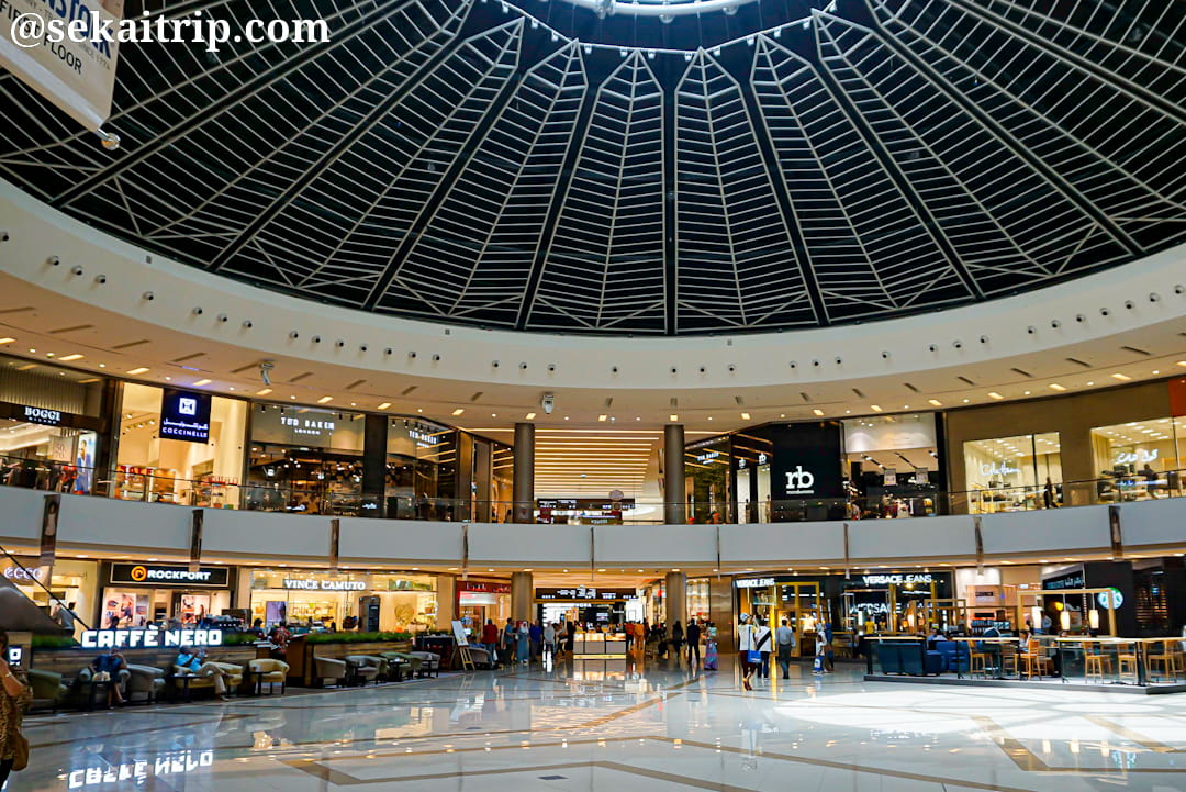 ドバイ・マリーナ・モール（Dubai Marina Mall）の入口すぐの広場