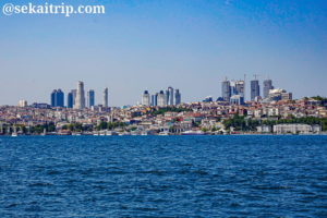 イスタンブールのパシャ港公園から撮影した新市街