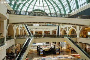 ドバイのモール・オブ・ジ・エミレーツ（Mall of the Emirates）の天井