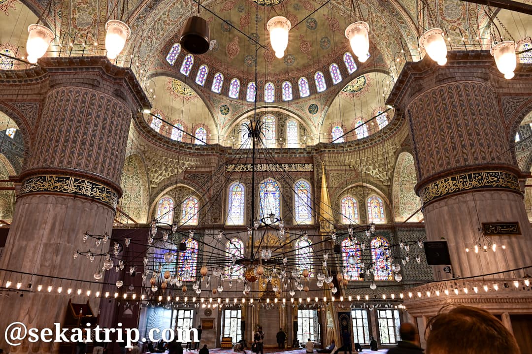 トルコ・イスタンブールのスルタンアフメト・モスク（Sultan Ahmet Camii）内部