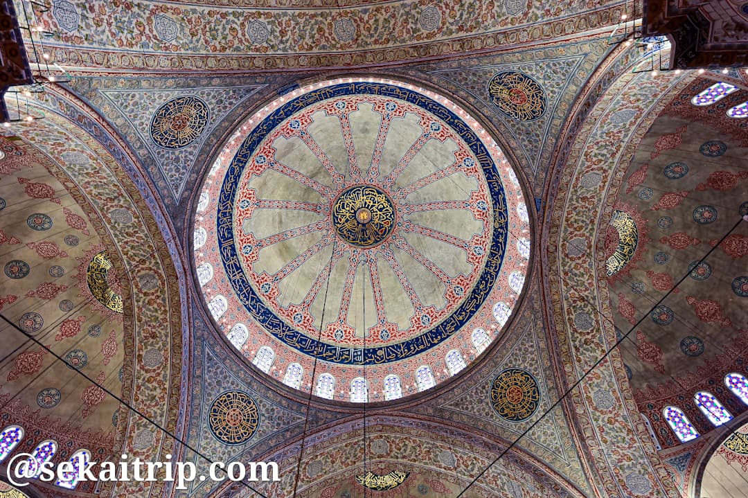 トルコ・イスタンブールのスルタンアフメト・モスク（Sultan Ahmet Camii）の天井