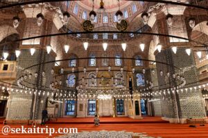 トルコ・イスタンブールのイェニ・モスク（Yeni Cami）内部