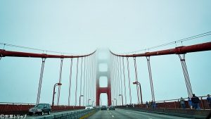 道路から見たゴールデン・ゲート・ブリッジ（Golden Gate Bridge）
