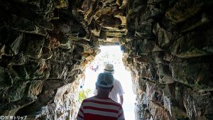 この小さなトンネルを抜けるとトゥルム遺跡（Ruinas de Tulum）が！