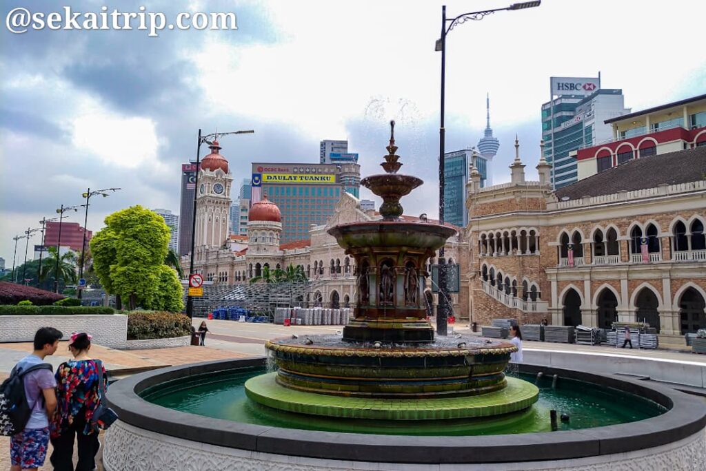 ムルデカスクエアは観光の中心地!独立広場の注目スポットとは? 世界トリップ