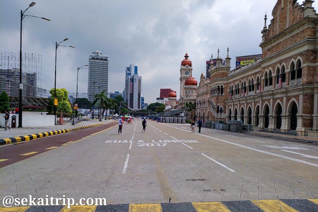 ムルデカスクエアは観光の中心地！独立広場の注目スポットとは？ 世界トリップ