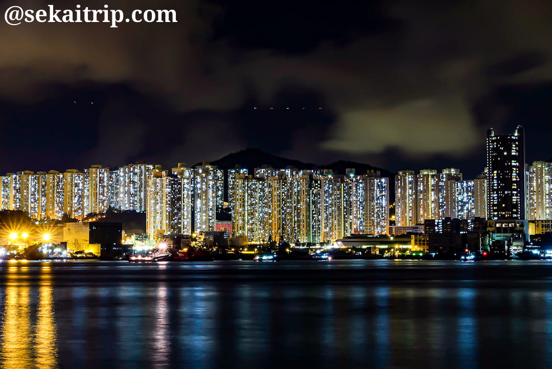 サイワンホー・ハーバー・パーク（Sai Wan Ho Harbour Park）から撮影した夜景（油塘方面）