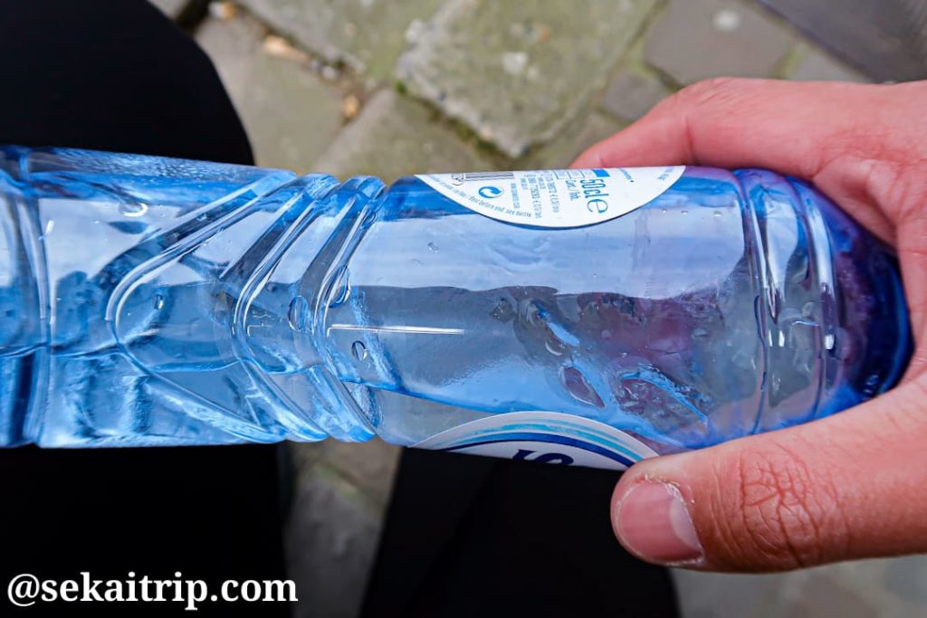 凍ったペットボトルの水（ブリュッセル訪問時）