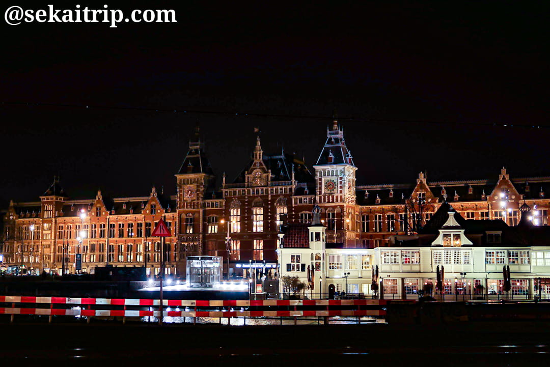夜のアムステルダム中央駅