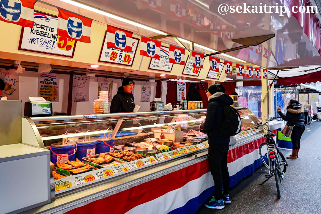 テン・カーテ市場（Ten Kate Markt）の惣菜等を販売している店舗