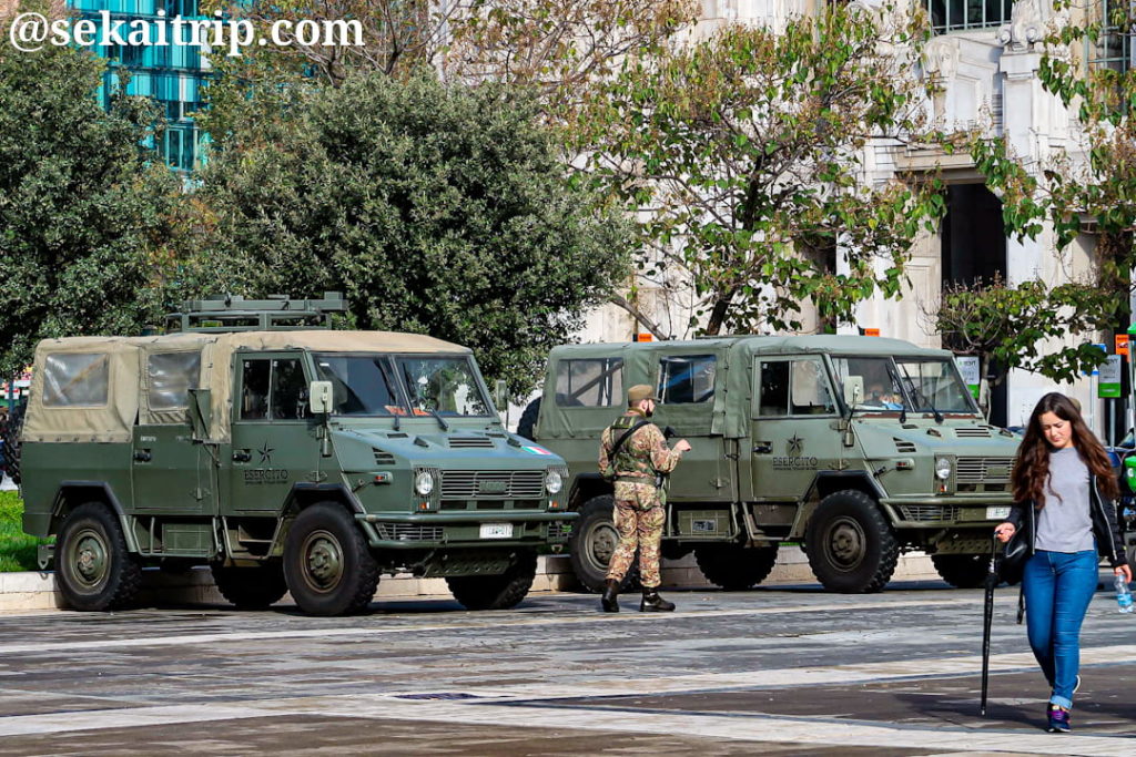ドゥーカ・ダオスタ広場を警備している軍人