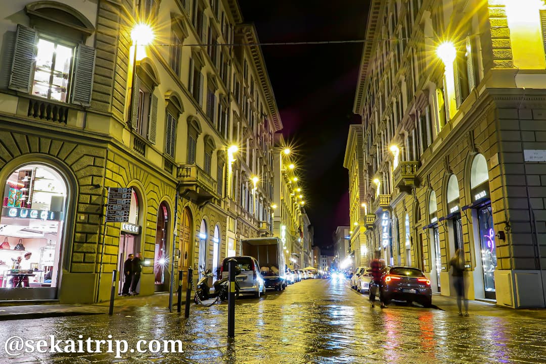 夜のローマ通り（Via Roma）
