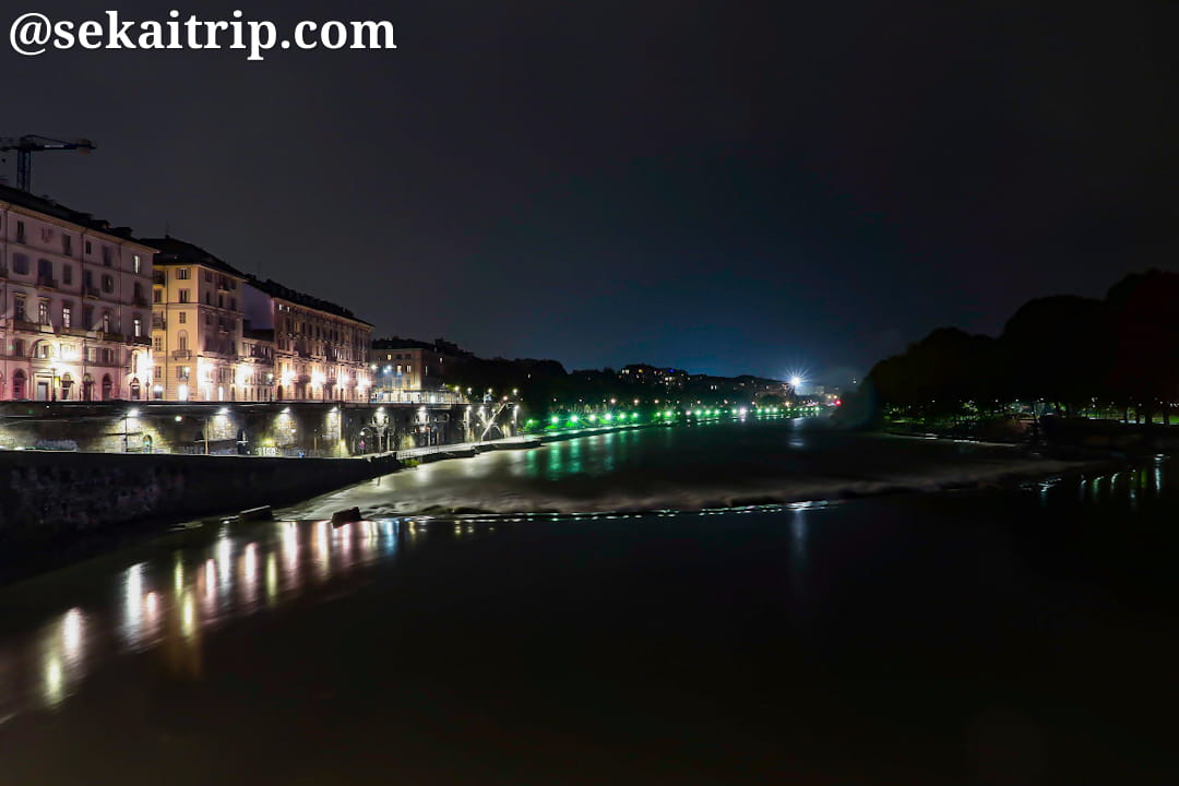 トリノにあるヴィットリオ・エマヌエーレ1世橋の北側の夜景