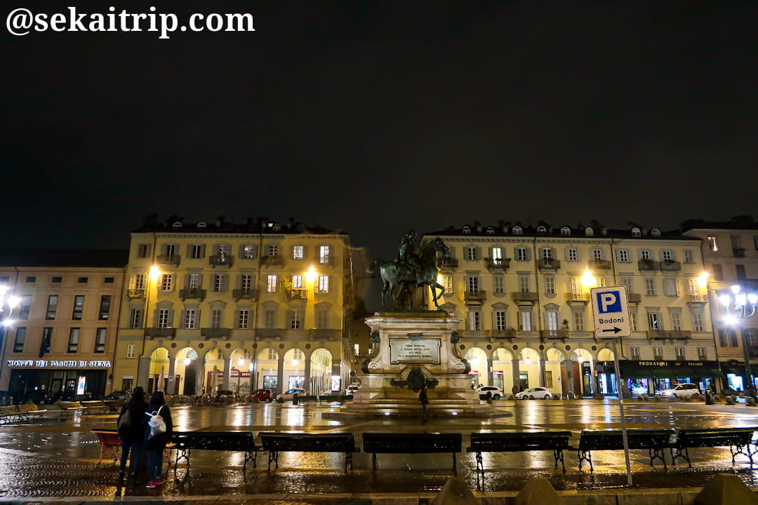 ジャンバッティスタ・ボドーニ広場（Piazza Giambattista Bodoni）の夜景
