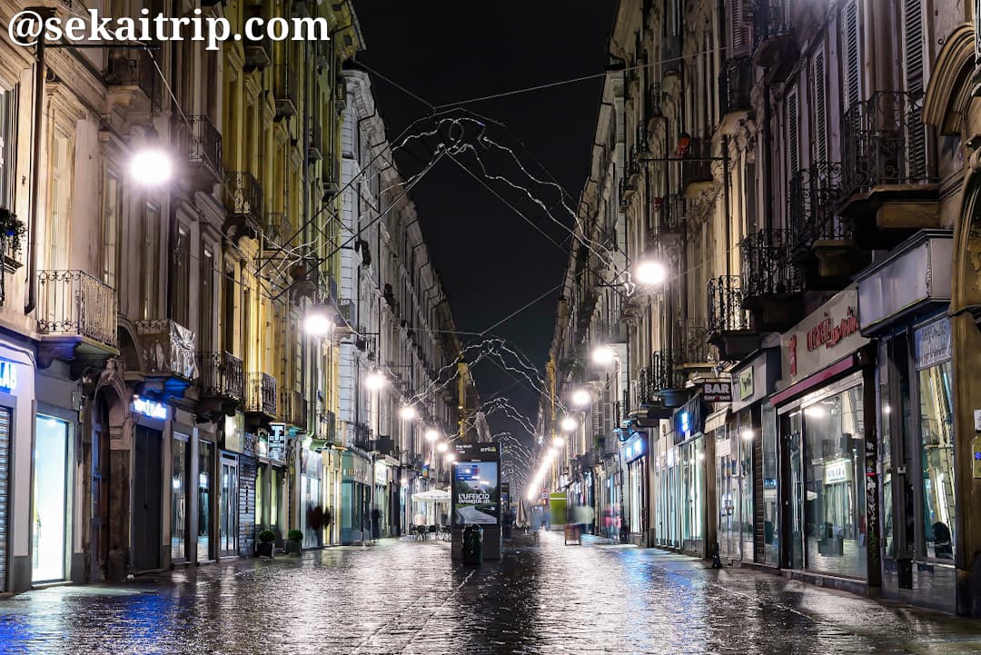 ジュゼッペ・ガリバルディ通り（Via Giuseppe Garibaldi）の夜景
