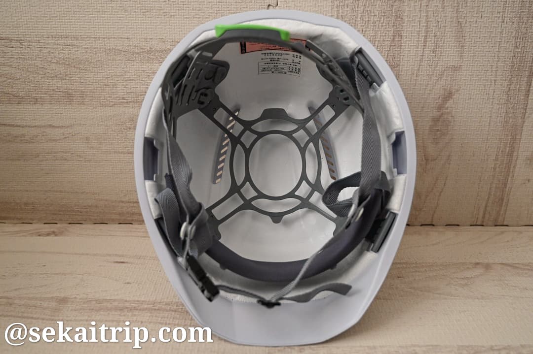 DICプラスチックの超軽量ヘルメット「軽神」の中